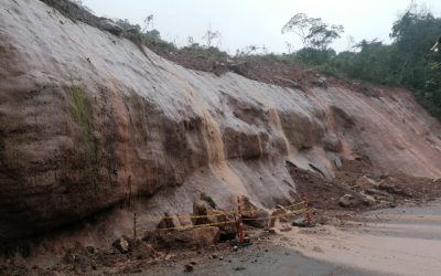 Deslizamiento de rocas y lodo en el sector de Villa Marta, afectó la tubería de aducción de 24 pulgadas que conduce agua cruda de la bocatoma Caraño a la planta de tratamiento el Diviso