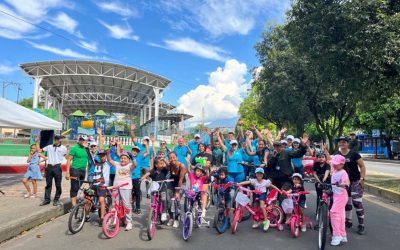 Entrega total del equipo humano de la Empresa de Servicios de Florencia, SERVAF S. A  E.S.P, en ciclovía.